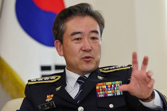 연합뉴스와 인터뷰하는 윤희근 경찰청장     (서울=연합뉴스) 신현우 기자 = 윤희근 경찰청장이 서울 서대문구 경찰청에서 취임 1주년을 맞아 연합뉴스와 인터뷰하고 있다. 2023.8.10
    nowwego@yna.co.kr
(끝)