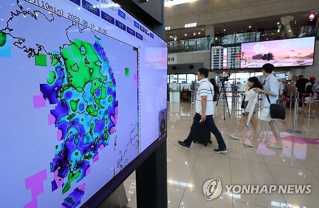 태풍 카눈 한반도 상륙 (서울=연합뉴스) 이지은 기자 = 제6호 태풍 '카눈'이 남해안에 상륙한 10일 오전 김포공항 국내선 대합실에 설치된 텔레비전에서 태풍 특보가 나오고 있다. 2023.8.10 jieunlee@yna.co.kr