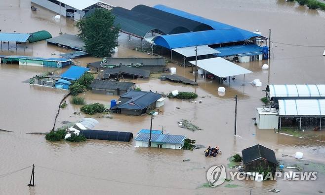 태풍 '카눈' 할퀴고 간 군위 (대구=연합뉴스) 윤관식 기자 = 10일 대구 군위군 효령면 병수리가 태풍 '카눈'으로 하천 제방이 유실돼 물에 잠긴 가운데 소방 구조대가 혹시 모를 실종자를 찾기 위해 수색하고 있다. 2023.8.10 psik@yna.co.kr