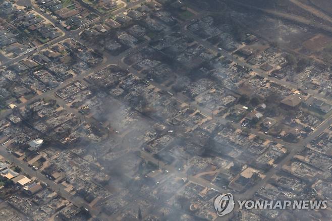 화재로 파괴된 하와이 마우이섬 도심 전경 (라하이나[하와이] AFP=연합뉴스) 미국 하와이에서 산불이 발생한 지 이틀째인 9일(현지시간) 새까맣게 탄 마우이섬 라하이나 도심의 모습. 리처드 비센 주니어 마우이 시장은 이날 기자회견을 통해 최소 6명의 사망자가 발생했다고 밝혔다. [마케팅 및 광고 금지] 2023.08.10 ddy04002@yna.co.kr