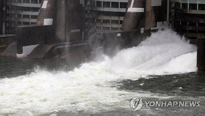 수문 연 춘천 의암댐 (춘천=연합뉴스) 이상학 기자 = 태풍 카눈의 영향으로 많은 비가 내린 10일 오후 강원 춘천시 의암댐이 수문을 열고 북한강 수계 수위를 조절하고 있다. 2023.8.10 hak@yna.co.kr