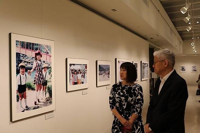 윤덕민 주일본 한국대사 메구미 사진전 방문 [주일한국대사관 제공]