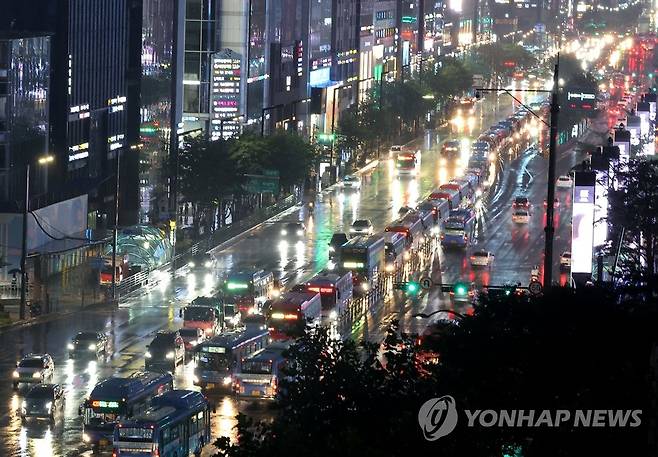 줄지어 집으로 (서울=연합뉴스) 류영석 기자 = 제6호 태풍 '카눈'이 북상해 수도권에 근접한 10일 오후 서울 강남역사거리 버스전용차로가 정체되고 있다. 2023.8.10 ondol@yna.co.kr