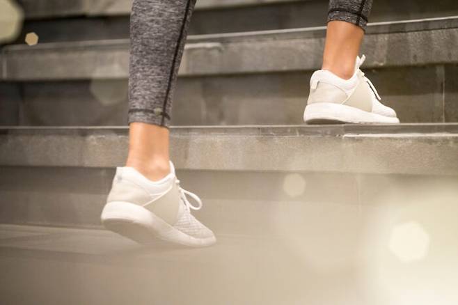 힘차게 계단 오르기 등 짧지만 격렬한 운동이 암 위험을 낮추는 것으로 나타났다. [사진=클립아트코리아]