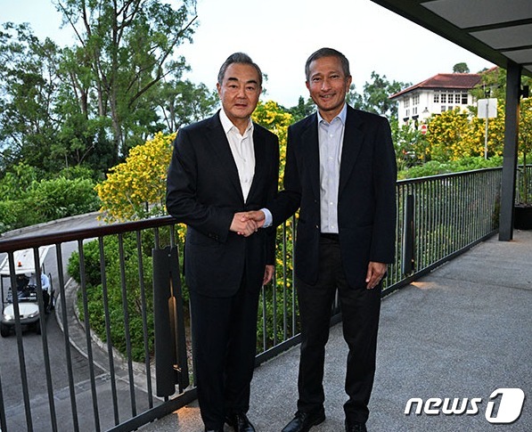 왕이 중국 외교부장과 비비안 발라크리쉬난 싱가포르 외교장관이 10일 싱가포르에서 회담을 가졌다. (중국 외교부 홈페이지 갈무리)