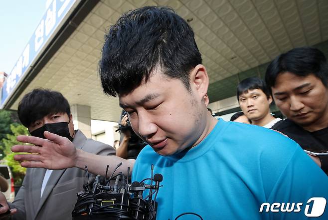 신림동 흉기난동 피의자 조선(33·남)이 28일 서울 관악경찰서에서 검찰에 구속 송치되고 있다. 조선은 지난 21일 오후 2시7분쯤 신림동 인근 상가 골목에서 흉기를 휘둘러 1명을 숨지게 하고 3명에게 중상을 입힌 혐의를 받는다. (공동취재) 2023.7.28/뉴스1 ⓒ News1 유승관 기자