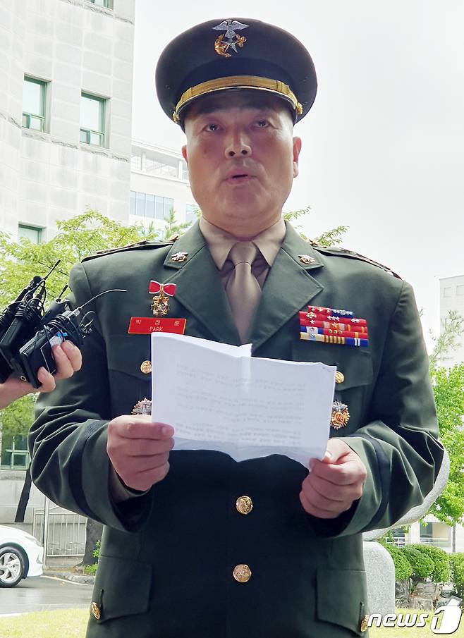 지난달 집중호우 피해 실종자 수색작전 중 순직한 고(故) 채수근 상병 사고 조사결과 보고서를 경찰에 이첩했던 박정훈 전 해병대 수사단장(대령)이 11일 오전 용산구 국방부 검찰단에 출석해 입장을 밝히고 있다. 2023.8.11/뉴스1 ⓒ News1 박응진 기자