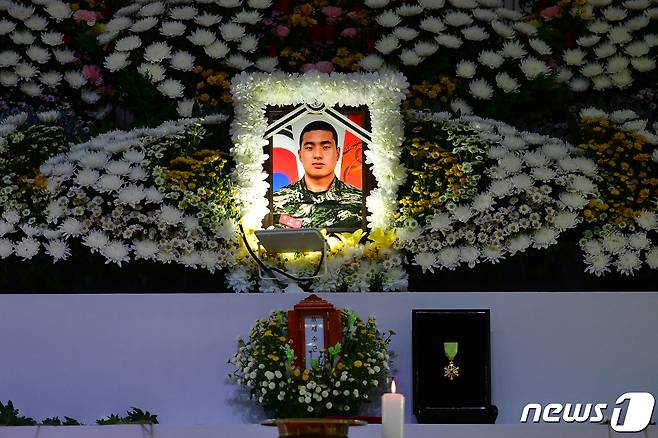 21일 오후 해병대 1사단 내 김대식 관에 마련된 고 채수근 상병의 빈소 영정 앞에 정부가 추서한 보국훈장 광복장이 놓여져 있다. 해병대 관계자는 "광복장은 국가안보와 재난 상황에서 맡은 바 임무를 수행한 공을 인정받았다＂고 밝혔다.2023.7.21/뉴스1 ⓒ News1 최창호 기자