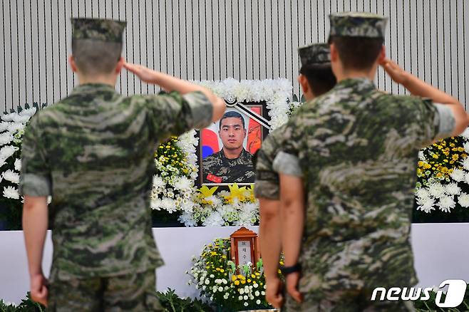 20일 오후 경북 포항시 해병대 1사단 내 김대식 관에 마련된 고 채수근 일병 빈소에서 해병들이 헌화와 분향을 한 후 경례하고 있다. 2023.7.20/뉴스1 ⓒ News1 최창호 기자
