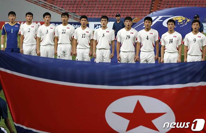 북한 U-23 축구대표팀 선발 선수들이 16일 오후(현지시간) 태국 방콕 라자망갈라 스타디움에서 열린 '2020 AFC U-23 챔피언십' 베트남과 북한의 조별리그 3차전 경기에 앞서 북한 국가를 부르고 있다. 2020.1.17/뉴스1 ⓒ News1 DB