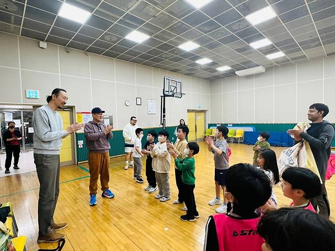 한기범 前 국가대표 농구선수와 다문화 농구꿈나무들의 농구코칭 장면.  사진 | 한국농구발전연구소