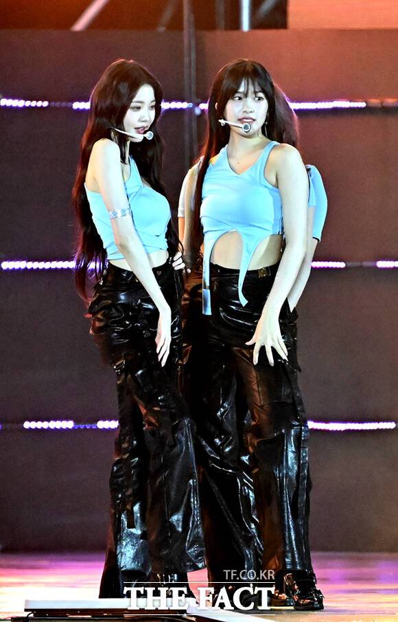 아이브 장원영(왼쪽)과 안유진이 11일 오후 서울 마포구 서울월드컵경기장에서 열린 ‘2023 새만금 세계스카우트잼버리 K팝 슈퍼 라이브 콘서트’에서 공연을 펼치고 있다. /사진공동취재단
