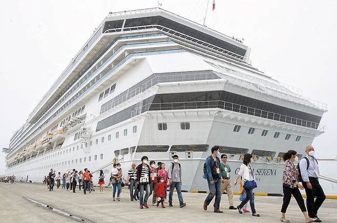 2015년 6월 제주항에 정박한 11만t급 국제 크루즈 ‘코스타 세레나’호에서 중국인 관광객들이 마스크를 쓴 채 내리고 있다./뉴시스