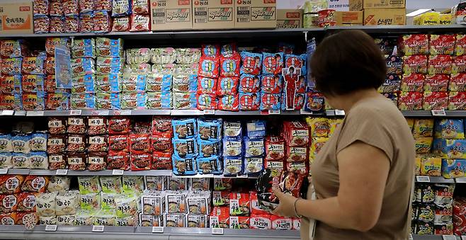 서울의 한 대형마트의 라면 진열대. /뉴스1