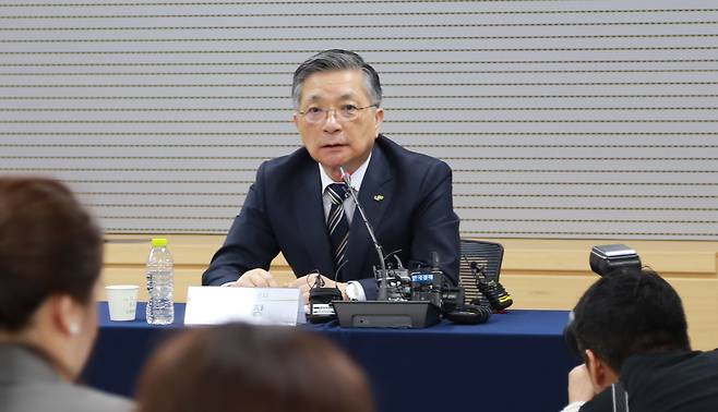 이한준 한국토지주택공사(LH) 사장이 11일 서울 강남구 LH 서울지역본부에서 열린 긴급 기자회견에서 발언하고 있다. /뉴스1