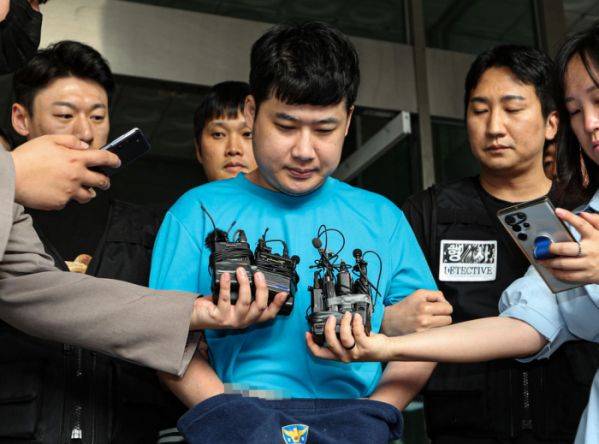 '신림동 흉기난동 사건' 피의자 조선이 서울 관악경찰서에서 검찰로 송치되고 있다.ⓒ연합뉴스