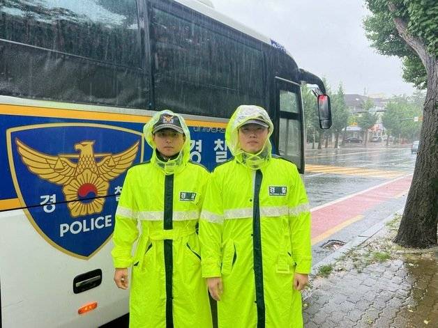 경남경찰청 2기동대 소속 홍준성 경장(왼쪽)과 박준희 경위. 경남경찰청 제공