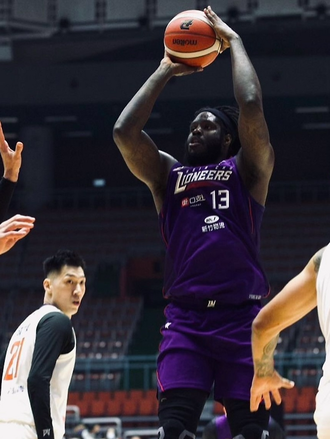 앤서니 베넷(13번)의 지난 시즌 대만 리그 당시 모습. 프로농구 소노 제공