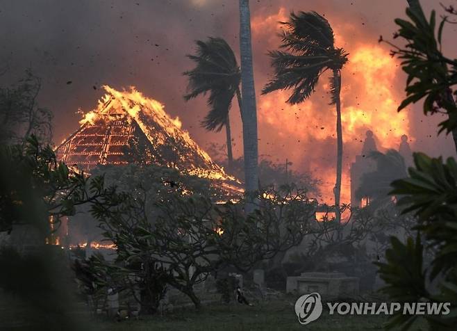 8일(현지시간) 대형 산불이 발생한 미국 하와이주 마우이섬 라하이나에서 교회와 선교회 건물이 불길에 휩싸이고 있다./사진=연합뉴스