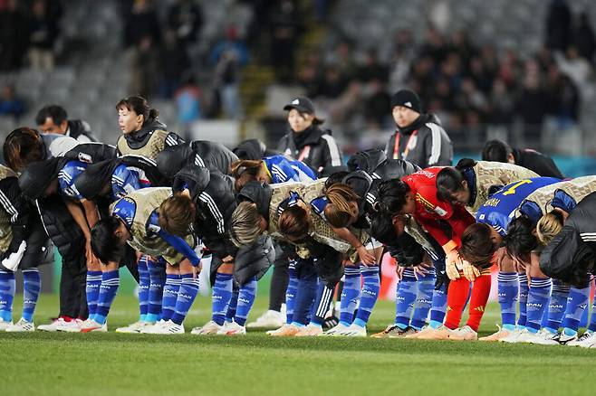 일본 여자 축구대표팀 선수들이 11일(한국시각) 뉴질랜드 오클랜드의 에덴 파크에서 열린 2023 호주·뉴질랜드 여자월드컵 스웨덴과 8강전에서 패한 뒤 관중석을 향해 인사하고 있다. 오클랜드/AP 연합뉴스