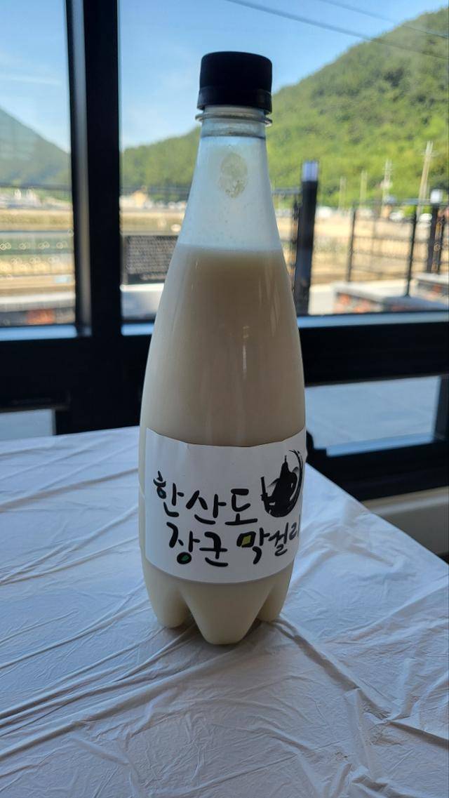 봉암몽돌여행협동조합에서 개발 중인 지역 전통주 '한산도 장군 막걸리'. 아무런 첨가물을 넣지 않아 맛은 아직 미완성이다. 통영= 박은경 기자
