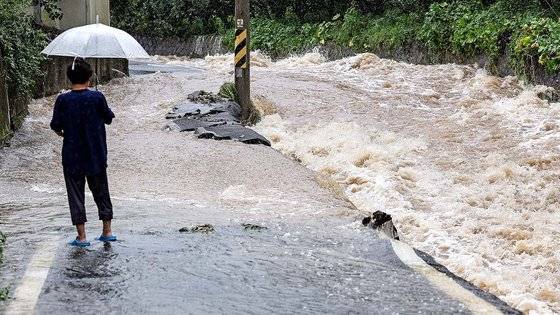 10일 오후 대구 군위군 효령면 한 마을 진입도로가 태풍 '카눈'이 쏟아낸 호우에 유실돼 있다. 사진 연합뉴스