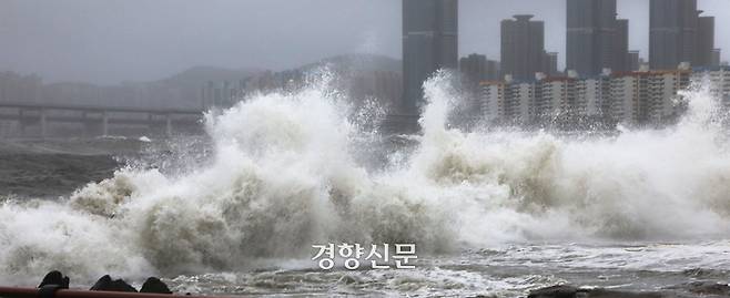 제6호 태풍 카눈의 한반도 북상이 시작된 10일 부산 수영구 광안리 해수욕장에 파도가 치고 있다. 부산｜한수빈 기자