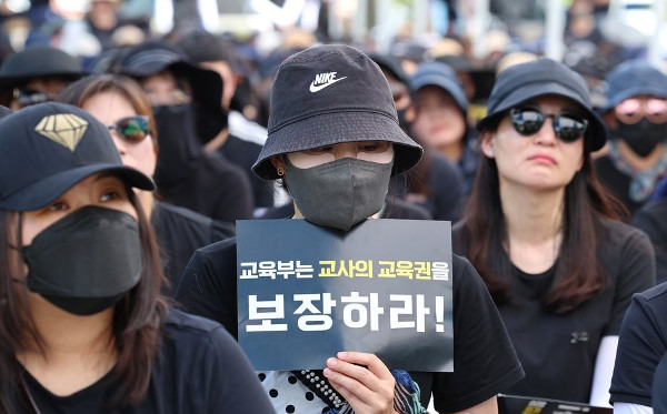 공교육정상화교육주체연대 관계자들이 지난 8일 오후 세종시 정부세종청사 교육부앞에서 공교육 정상화 촉구 집회를 열고 있다. 연합뉴스