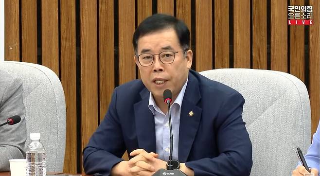 ▲박성중 국민의힘 의원이 11일 오전 원내대책회의에서 방통위원에 추천된 최민희 전 의원의 결격사유를 주장하며 새 후보자로 교체하라고 요구하고 있다. 사진=국민의힘 오른소리 영상 갈무리