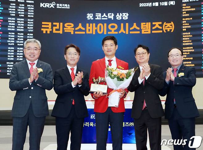 (서울=뉴스1) = 지난 10일 오전 서울 영등포구 한국거래소에서 열린 큐리옥스바이오시스템즈 코스닥시장 상장기념식에서 채남기 한국IR협의회 회장(왼쪽부터), 이부연 한국거래소 코스닥시장본부장보, 김남용 큐리옥스바이오시스템즈 대표이사, 박연채 키움증권 부사장, 강왕락 코스닥협회 부회장이 기념촬영을 하고 있다. (한국거래소 제공) /뉴스1  Copyright (C) 뉴스1. All rights reserved. 무단 전재 및 재배포 금지.