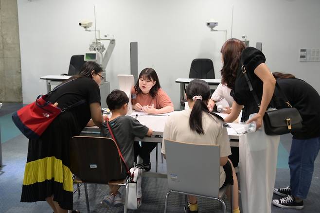 대구보건대학교 안경광학과를 방문한 지역 교육취약계층 학생들이 시력검사를 받고 있다./사진제공=대구보건대