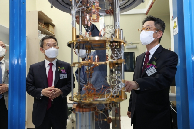 이종호(왼쪽) 과기정통부 장관이 한국표준과학연구원을 찾아 양자컴퓨팅 관련 설명을 듣고 있다.[과기정통부 제공]