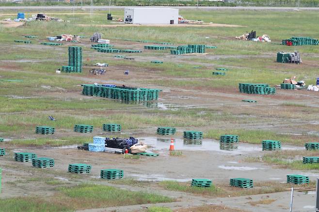 태풍 '카눈'이 전북을 지난 하루 뒤인 11일, 2023 새만금 세계스카우트 잼버리가 열린 부안군 잼버리장 숙영지 곳곳에 물웅덩이가 생겼다. [연합]