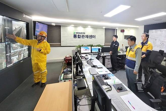 [울산=뉴시스] 구미현 기자 = HD현대 권오갑 회장이 10일 사내 종합관제센터를 찾아 태풍 상황을 점검하고 근무중인 직원을 격려했다. 2023.08.10. (사진=HD현대 제공) *재판매 및 DB 금지