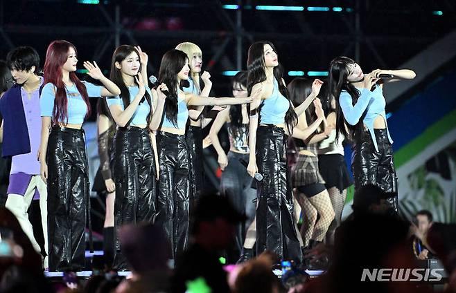 [서울=뉴시스] 사진공동취재단 = 11일 오후 서울 마포구 서울월드컵경기장에서 열린 ‘2023 새만금 세계스카우트잼버리 K팝 슈퍼 라이브 콘서트’에서 그룹 아이브가 공연을 펼치고 있다. 2023.08.11. photo@newsis.com