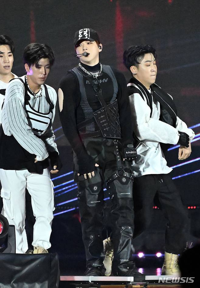 [서울=뉴시스] 사진공동취재단 = 11일 오후 서울 마포구 서울월드컵경기장에서 열린 ‘2023 새만금 세계스카우트잼버리 K팝 슈퍼 라이브 콘서트’에서 가수 강다니엘이 공연을 펼치고 있다. 2023.08.11. photo@newsis.com