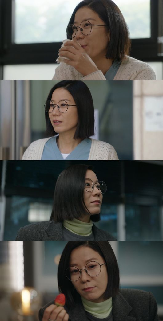Actor Hye-Jin Jeon is showing his true value as an actor through Ginny TV original  ⁇ Strangers ⁇  (playwright Min Seon-ae, director Lee Min-woo).The character that Hye-Jin Jeon shows in  ⁇ Strangers ⁇  is her immature mother, Eun-mi, who is always on the radar of the opposite sex and boasts enough excitement to follow the idols dance at the office hospital.At the same time, however, the warmth and sense of justice that can be seen around is appealing to viewers.Hye-Jin Jeon captivated the CRT with the freshness and reversal of the character Eun-mi from the first broadcast.In the first episode, Eun-mi watched the reason sitting on the beach, listening to her daughter Chen Xis words to go into the water.However, through the narration of Chen Xi (Choi Soo-young), it was revealed that Chen Xi was always the first person to  ⁇  Eun-mi, resulting in a reversal.It was a glimpse of Eun-mis maternal love, who was a novice mother but always put her daughter at the top of her class. This gave an idea of Eun-mis hardships from becoming a mother at a young age to becoming a recognized physical therapist at work and the head of a family.Eun-mi was also a person with justice, boldness, and courage that could not stand injustice.Earlier, Eun-mis exhilarating revenge against an underwear thief was broadcast. After finding out that a man living in the same building was a thief who stole his underwear, Eun-mi delivered all kinds of underwear to his house, giving him laughter and delight at the same time.In the meantime, Hye-Jin Jeon has played a strong character through many movies and dramas, and made a strong impression with his thick acting.In the movie The World of the Bad Guys, he played the role of a police officer, Chun In-sook, who wiped out drug trafficking groups, overwhelming his gaze with cool and energetic energy.Drama  ⁇  Enter the search word Song Gyeong, who was shown in WWW  ⁇ , was a person who had to be strong and strong to defend himself, and Choi, who was digested in the secret forest 2  ⁇ , was the head of the investigation structure innovation team. Showed a difficult force.Since then, Drama has shown his presence as Wang Jun-hee, who has been struggling with his son after 12 years of marriage.This time, Hye-Jin Jeon is approaching the public with a cheerful and cheerful appearance through the new Character Eun-mi.Charming, humaneness that becomes infinitely lax in front of Chen Xi, and Eun-mis colorful charm that seems obstinate in front of Jin Hong (Ahn Jae-wook) but cant hide her affection catches the eyes and ears of viewers.With only four episodes left,  ⁇ Strangers ⁇ . Along with the veiled black hat and the identity of the killer, Eun-mi and Chen Xis exciting life and love are expected to draw an end. ⁇ Strangers ⁇  is broadcast every Monday and Tuesday at 10:30 pm.Strangers.