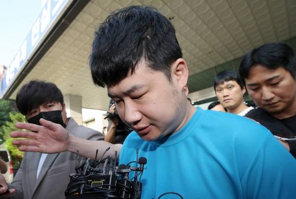 4명의 사상자를 낸 ‘신림동 흉기난동 사건’ 피의자 조선이 28일 오전 서울 관악경찰서에서 검찰로 송치되고 있다. 2023.7.28 공동취재