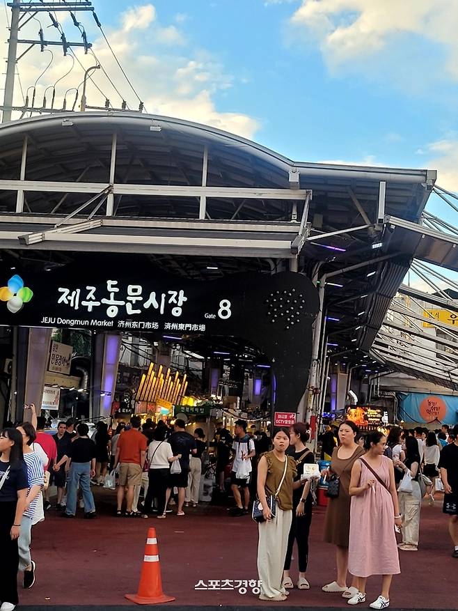 제주 동문시장 8번 출구로 들어가면 젊은 사장들의 퓨전 음식 포장마차가 넘친다. 사진|강석봉 기자