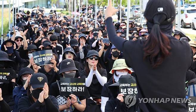 "교사의 교육권을 보장하라!" 공교육정상화교육주체연대 관계자들이 지난 8일 오후 세종시 정부세종청사 교육부앞에서 공교육 정상화 촉구 집회를 열고 있다. [연합뉴스 자료사진. 재판매 및 DB 금지]