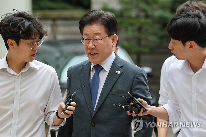 법정으로 향하는 이재명 대표 (서울=연합뉴스) 신현우 기자 = 지난 대선 과정에서 허위 발언을 한 혐의로 재판에 넘겨진 더불어민주당 이재명 대표가 11일 오전 서울 서초구 서울중앙지방법원에서 열린 공직선거법 위반 1심 속행 공판에 출석하고 있다. 2023.8.11 nowwego@yna.co.kr