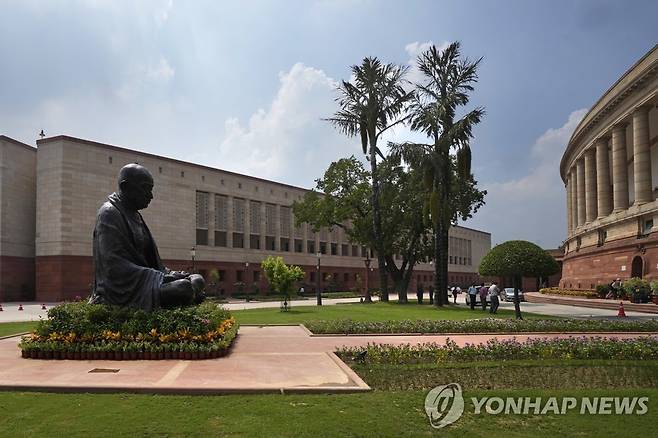 인도 의회 경내에 있는 건국 아버지 마하트마 간디 동상 [AP 연합뉴스 자료사진. 재판매 및 DB 금지]
