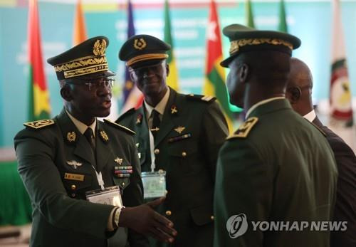 ECOWAS 긴급정상회의 참석한 각국 군 관계자들 [AFP 연합뉴스 자료사진, 재판매 및 DB 금지]