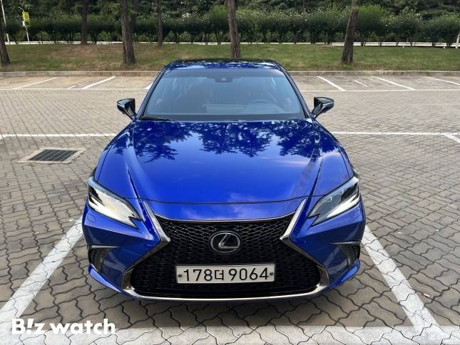 2023 렉서스 ES300h 전면 모습. 저중심 설계로 역동성을 구현했다./사진=정민주기자