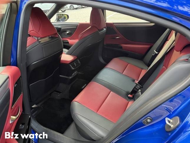 렉서스 ES300h 2열. 비교적 여유있는 레그룸을 확보하긴 했지만 키 180cm 이상의 성인은 앉기 힘들듯하다./사진=정민주기자