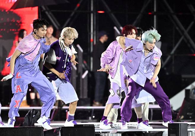 그룹 NCT 드림이 11일 서울월드컵경기장에서 열린 K팝 슈퍼 라이브 콘서트에서 열정적인 무대를 선보이고 있다.(사진=사진공동취재단)
