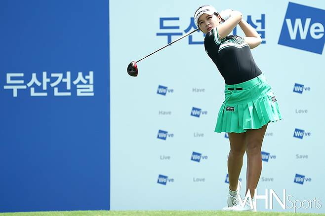 박현경이 12일 열린 KLPGA 투어 두산건설 위브 챔피언십 2라운드에서 샷을 하고 있다.(사진=서귀포, 박태성 기자)