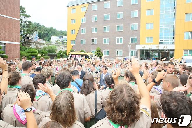 12일 세계스카우트잼버리 헝가리 대원들이 건양대 창의융함캠퍼스 기숙사 앞에서 서울로 떠나기 전 도움을 준 교직원과 시 관계자들에게 손을 흔들고 있다. (건양대 제공) / 뉴스1