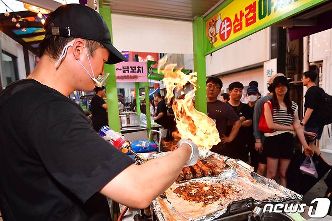 12일 오후 경북 포항시 중앙상가 실개천에서 열린 '2023포항중앙상가 야시장'에서 맛있는 음식들이 만들어지고 있다.2023.8.12/뉴스1 ⓒ News1 최창호 기자