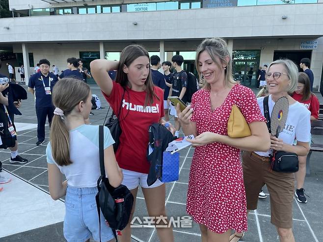 한국 남자 핸드볼 청소년 대표팀이 12일 크로아티아 오파티야에서 열린 제10회 세계청소년선수권대회 조지아전 승리했다. 경기 후 피봇 김현민이 응원하러 온 팬에게 유니폼을 선물했다. 오파타야(크로아티아) | 김동영기자 raining99@sportsseoul.com